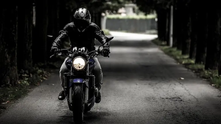 Imagen referencial de un motociclista. Pixabay