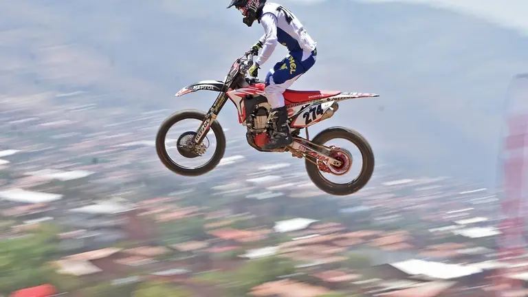 Cristian Pinto, ganador de la MX1 de motocross nacional, realiza un salto durante la carrera de ayer, que se desarroll&oacute; en el circuito Cochabamba de Quintanilla. Dico Sol&iacute;s