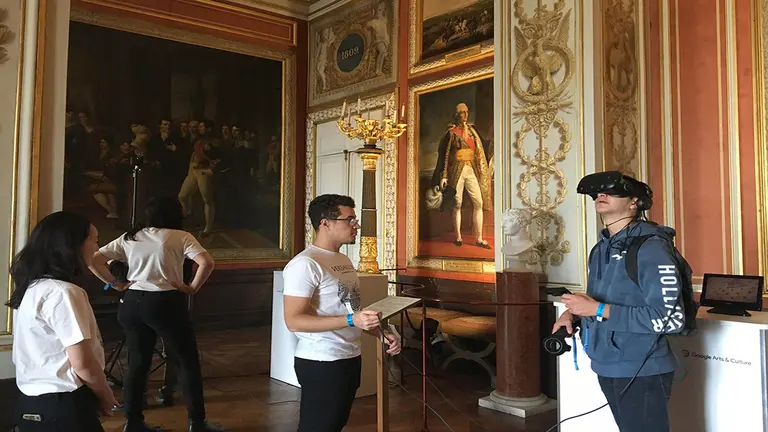 GRAF2161. VERSALLES (FRANCIA), 30/09/2019.- El Palacio de Versalles, una de las mayores atracciones tur&iacute;sticas del mundo, y la plataforma cultural del gigante tecnol&oacute;gico Google han recreado una visita en realidad virtual que permite pasear por la antigua residencia de Luis XIV desde cualquier lugar del mundo.EFE/ Claudia Zapater Parre&ntilde;o