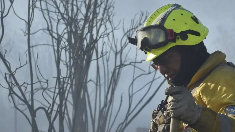 Un voluntario durante las tareas de luchas contra el fuego en el Parque Nacional Tunari el 30 de septiembre de 2019. Dico Sol&iacute;s