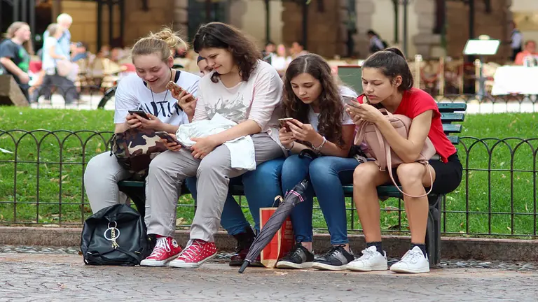 ni&ntilde;as-con-celulares-pixa