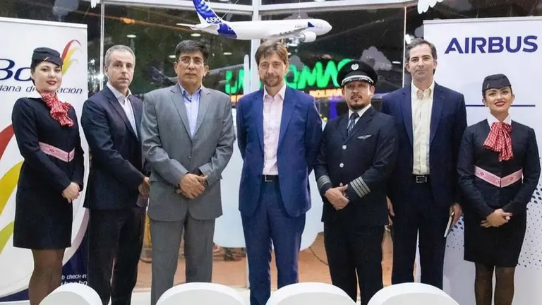 Ejecutivos de Airbus y BoA, en la feria de Expocruz. Cortes&iacute;a AIRBUS