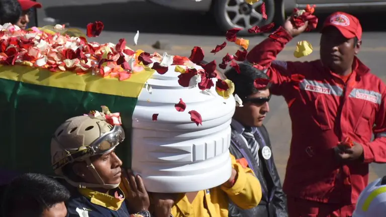 Compa&ntilde;eros y amigos cargan el ata&uacute;d de Ernesto Nina cerca del cementerio de Cochabamba.
