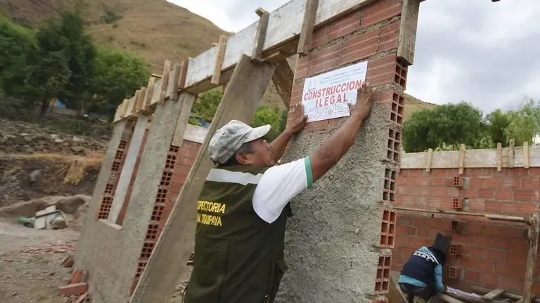 Las construcciones avanzan dentro de la torrentera Gredamayu pese al patrullaje de la Alcald&iacute;a de Tiquipaya.	Dico Sol&iacute;s