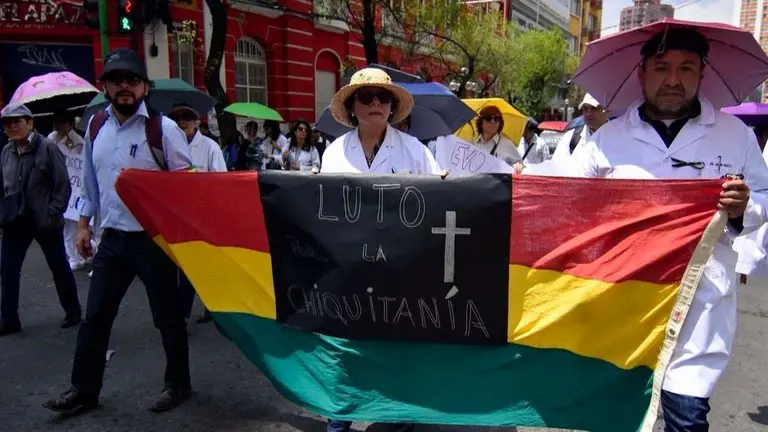 Medicos marcharon la semana anterior hacia el Ministerio de Salud pidiendo ser incluidos en la Ley General del Trabajo./ APG