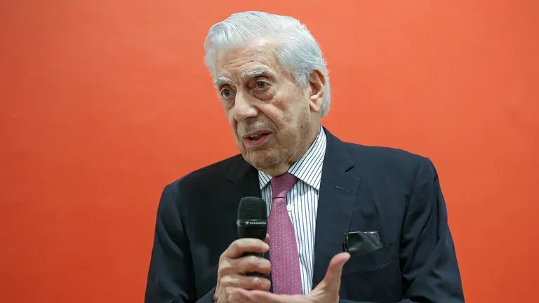 MEX050. GUADALAJARA (M&Eacute;XICO), 26/05/2019.- Fotograf&iacute;a cedida por la Universidad de Guadalajara, que muestra al escritor peruano Mario Vargas Llosa, en el marco del Foro Internacional Desaf&iacute;os a la Libertad en el Siglo XXI, que se celebra este domingo en la ciudad de Guadalajara (M&eacute;xico). Populismo y dictaduras han socavado la prosperidad de los pa&iacute;ses de Am&eacute;rica Latina que en d&eacute;cadas no se han podido convertir en democracias desarrolladas, dijo Vargas Llosa, Premio Nobel de Literatura 2010. EFE/Universidad de Guadalajara/SOLO USO EDITORIAL