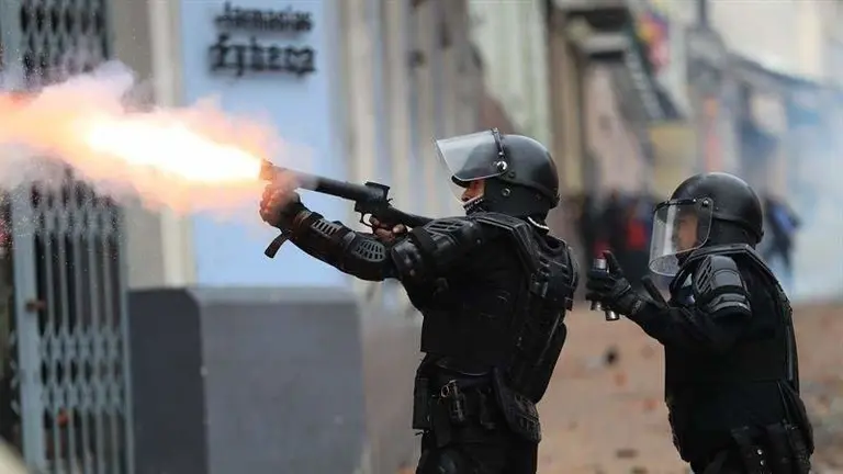 Manifestantes y Polic&iacute;as se enfrentan durante una jornada de protesta en Ecuador contra las medidas econ&oacute;micas del Gobierno del presidente Len&iacute;n Moreno. EFE