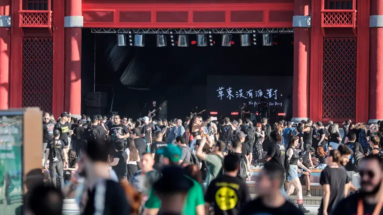 Una multitud asiste vestida de negro al Rock in R&iacute;o. Foto: EFE