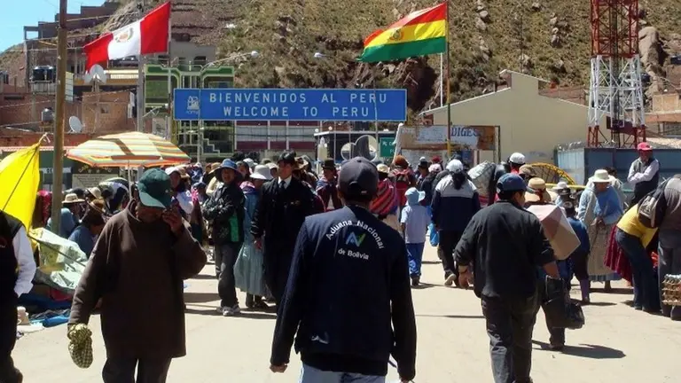 Una vista del paso fronterizo entre Bolivia y Per&uacute; por Desaguadero. ARCHIVO