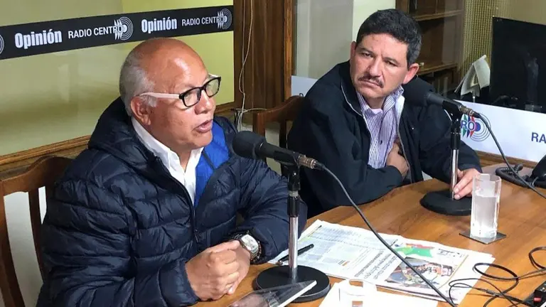 Los analistas Rolando Teller&iacute;a (i) y C&eacute;sar Cabrera. Alejandro Orellana