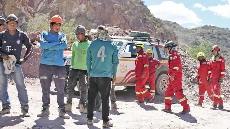 Bomberos de la Polic&iacute;a acudieron a las tareas de rescate. Dico Sol&iacute;s
