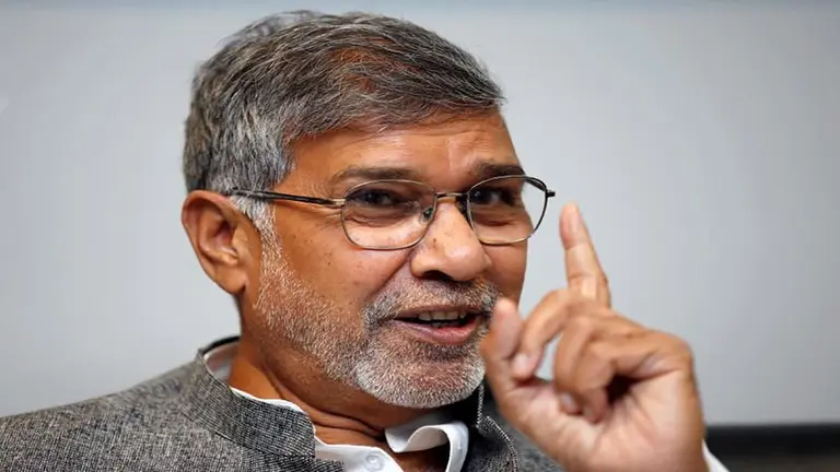 Kailash Satyarthi, activista de los derechos de los ni&ntilde;os de la India y ganador del Premio Nobel de la Paz, habla durante una entrevista.EFE