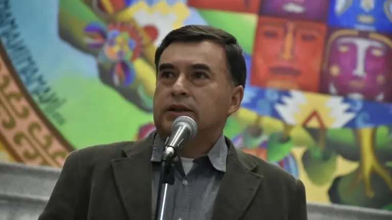 Juan Ram&oacute;n Quintana durante una conferencia de prensa en la Casa Grande del Pueblo. APG