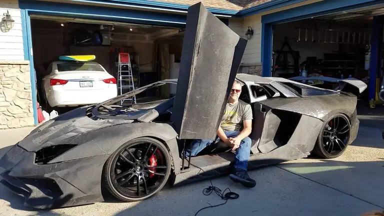 Sterling Backus junto a su Lamborghini Aventador. RRSS