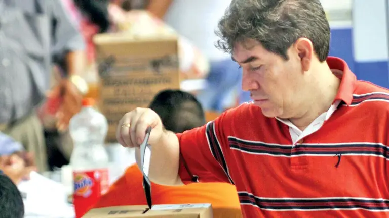 Un ciudadano emite su voto en elecciones anteriores/OPINI&Oacute;N