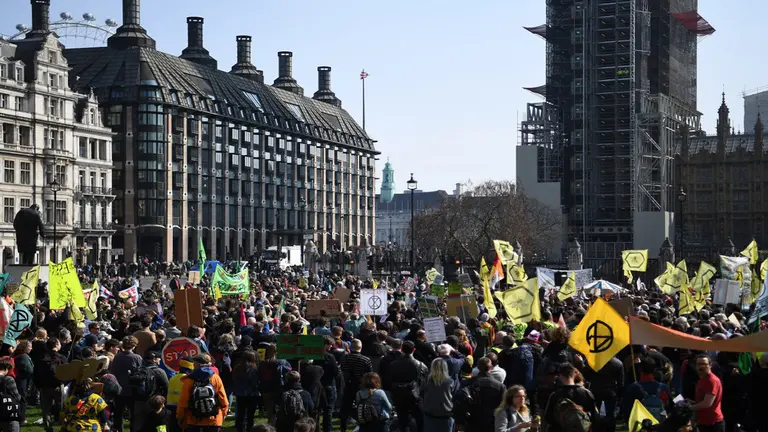 Manifestaci&oacute;n contra el cambio clim&aacute;tico, este lunes, en los alrededores del Parlamento brit&aacute;nico, en Londres. EFE
