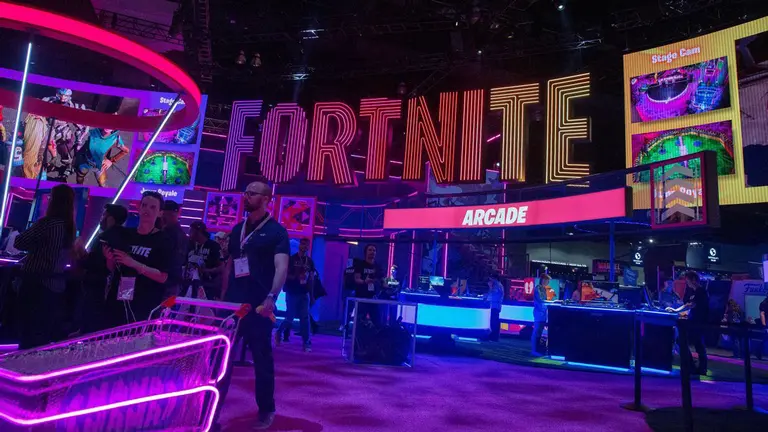 Un desconocido agujero negro en la mitad del mapa ha generado temor este lunes en miles de usuarios del famoso videojuego "Fortnite" al dejar sus partidas en la oscuridad. Miles de personas de todo el mundo reportan en redes sociales que el hoyo negro "se comi&oacute; al juego", mientras que algunos especulan sobre un posible final del t&iacute;tulo o el inicio de un nuevo cap&iacute;tulo. EFE