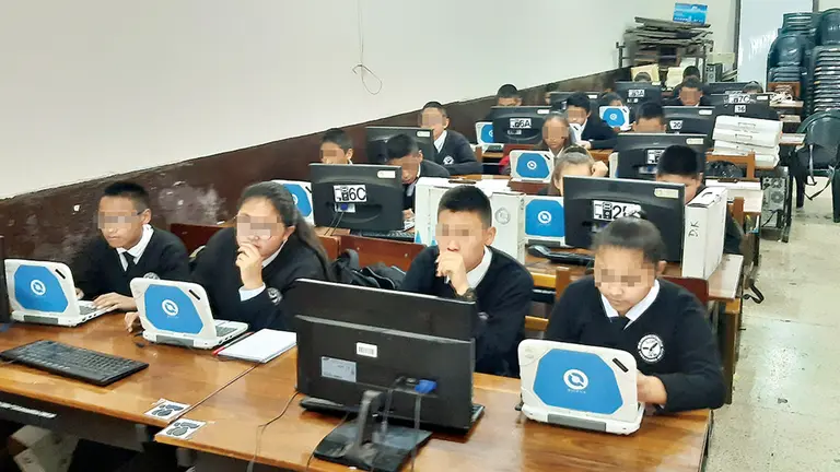 Foto de archivos de un grupo de estudiantes haciendo uso de las computadoras Quipus. OPINI&Oacute;N