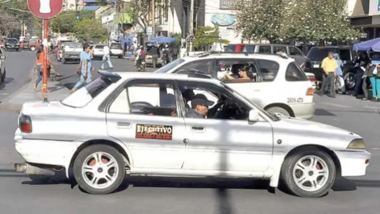 Un taxi en el cruce de la Avenida Ayacucho y Hero&iacute;nas/ARCHIVO