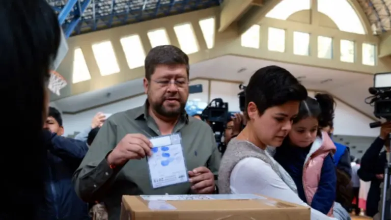 Samuel Doria Medina, durante su votaci&oacute;n. UN