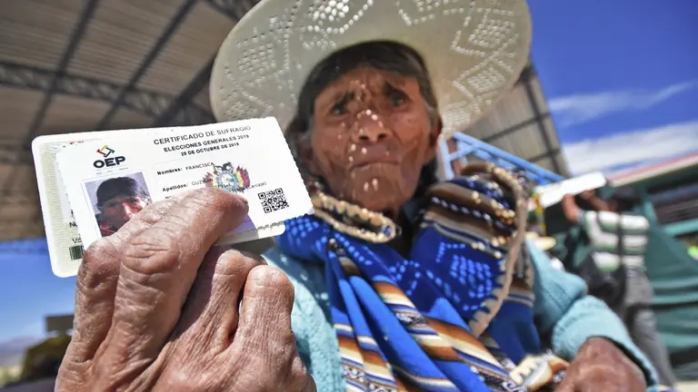 Francisca Guzm&aacute;n, nacida el 25 de julio de 1930, acudi&oacute; a una unidad educativa en Arbieto, luego de caminar varios kil&oacute;metros sola para emitir su voto.DICO SOL&Iacute;S