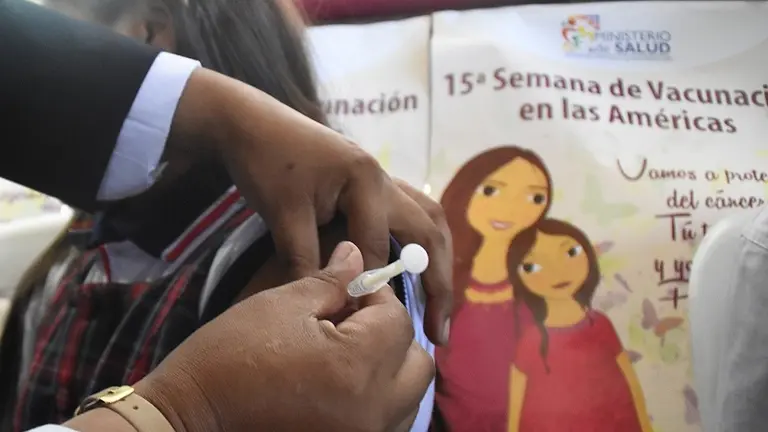 Una ni&ntilde;a recibe la vacuna contra el Virus del Papiloma Humano, en un colegio de Cochabamba.	Dico Sol&iacute;s