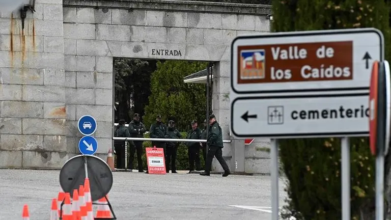 Dos guardias civiles a la entrada de el Valle de los Ca&iacute;dos este mi&eacute;rcoles, un d&iacute;a antes de la exhumaci&oacute;n de los restos de Francisco Franco. EFE