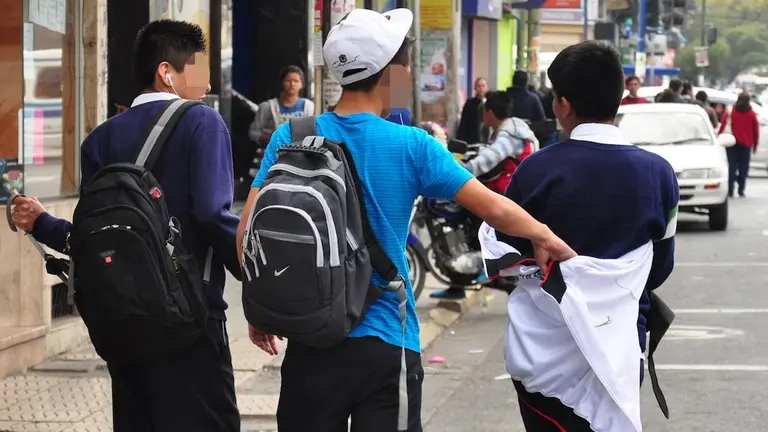 Estudiantes pasean por una calle de Cochabamba. ARCHIVO OPINION