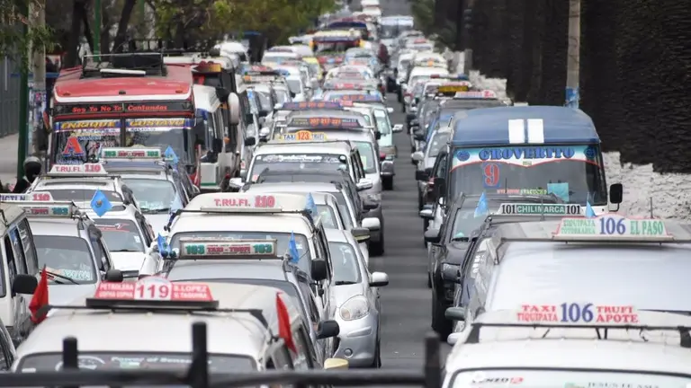 Imagen referencial de tr&aacute;fico vehicular en Cochabamba. ARCHIVO