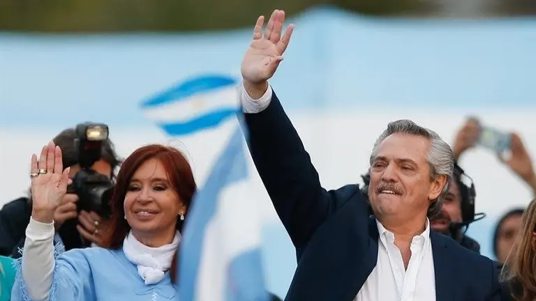 El candidato a la Presidencia de Argentina, el opositor peronista Alberto Fern&aacute;ndez (d), saluda a sus simpatizantes junto a su f&oacute;rmula a la Vicepresidencia, la expresidenta Cristina Fern&aacute;ndez de Kirchner (i). EFE