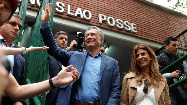 El presidente de Argentina y aspirante a la reelecci&oacute;n Mauricio Macri (i) saluda junto a su esposa Juliana Awada luego de votar hoy domingo en la ciudad de Buenos Aires (Argentina). EFE