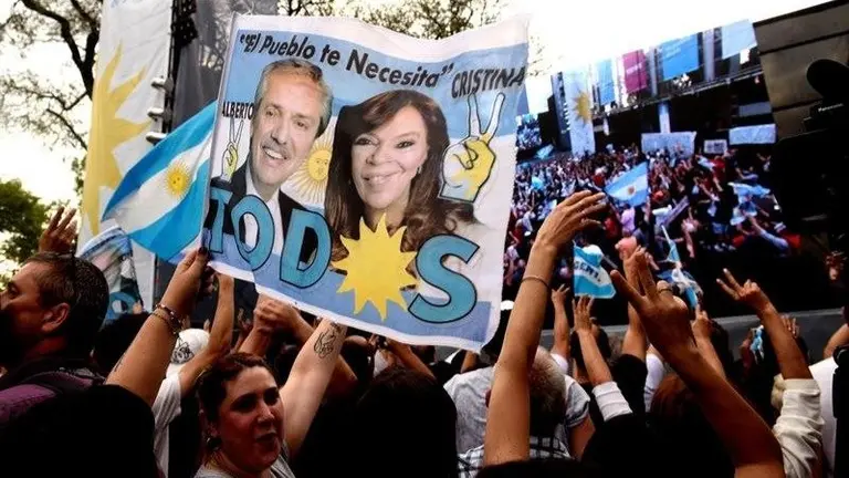 Simpatizantes de la coalici&oacute;n Frente de Todos aguardan este domingo los resultados de las elecciones en Buenos Aires. EFE