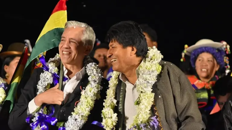 Evo Morales junto a &Aacute;lvaro Garc&iacute;a Linera en la concentraci&oacute;n organizada por el MAS en El Alto el lunes 28 de octubre. APG