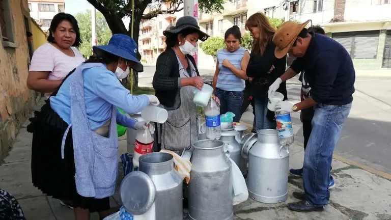 Lecheros comercializan su producci&oacute;n en una calle de la ciudad./ MARIELA COSS&Iacute;O