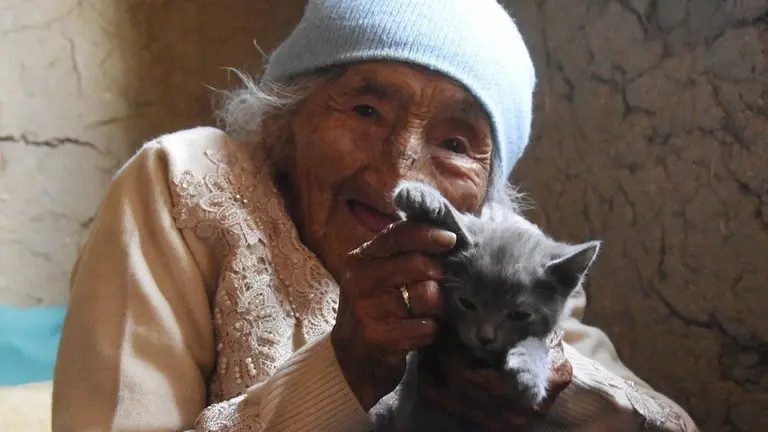 &ldquo;Mam&aacute; Julia&rdquo;, ahora fallecida, sostiene a uno de sus gatos, en su casa. DICO SOL&Iacute;S