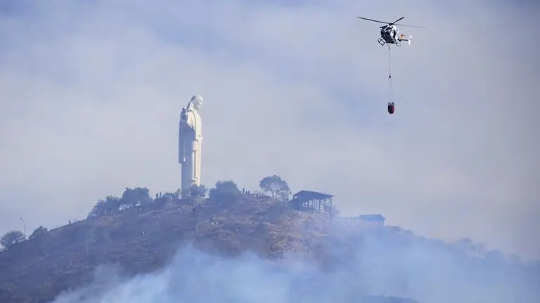 El Bambi Bucket sobrevuela la serran&iacute;a San Pedro.	 DICO SOL&Iacute;S