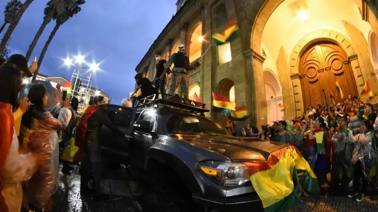 Miembros del grupo autodenominado "Resistencia" ingresan a la plaza 14 del septiembre para participar del cabildo del 31 de octubre de 2019. Dico Sol&iacute;s