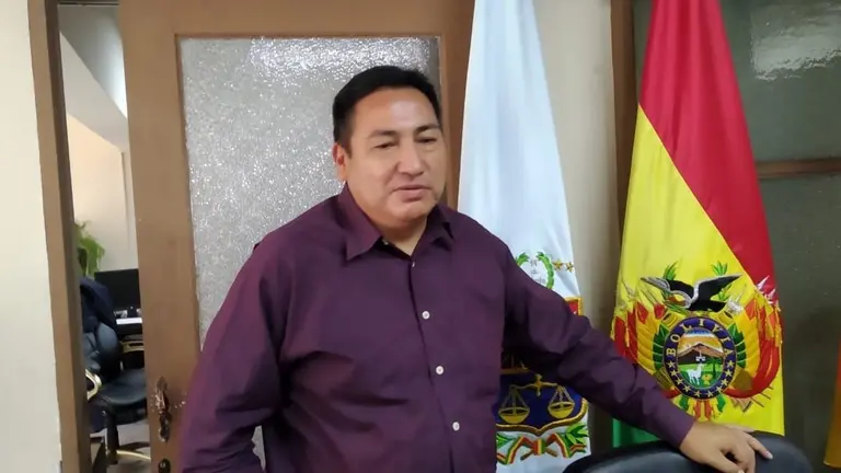 El Director Departamental de Educaci&oacute;n (DDE), Iv&aacute;n Villa, se&ntilde;al&oacute; que debido a los conflictos sociales que se registran en Cochabamba casi todas las unidades educativas del Casco Viejo de la ciudad no est&aacute;n pasando clases.

Villa inform&oacute; que en cada d&iacute;a de conflicto se han ido presentando diferentes cantidades de unidades educativas que han decidido suspender actividades. Anteayer se registr&oacute; 24 unidades educativas que no pasaron clases. &ldquo;El d&iacute;a de hoy tenemos 63 que no est&aacute;n pasando clases, 11 de ellas son privadas y el resto est&aacute; entre fiscales y de convenio&rdquo;, detall&oacute;. 

Algunas unidades educativas de Quillacollo y Tiquipaya tambi&eacute;n suspendieron clases, sin embargo, en los dem&aacute;s municipios y en el &aacute;rea rural del departamento, las clases fueron normales. 

La reposici&oacute;n de las horas de clases para las unidades educativas que suspendieron actividades escolares se la realizar&aacute; despu&eacute;s de la conclusi&oacute;n de la gesti&oacute;n escolar, el 3 de diciembre.