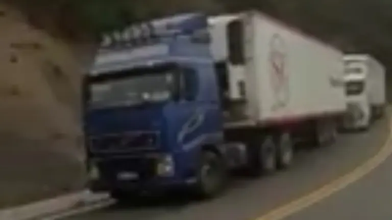 Los camiones de Sof&iacute;a retenidos en Pojo.