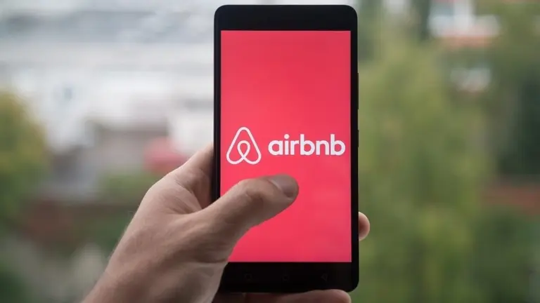 Una imagen referencial de la aplicaci&oacute;n Airbnb. Archivo