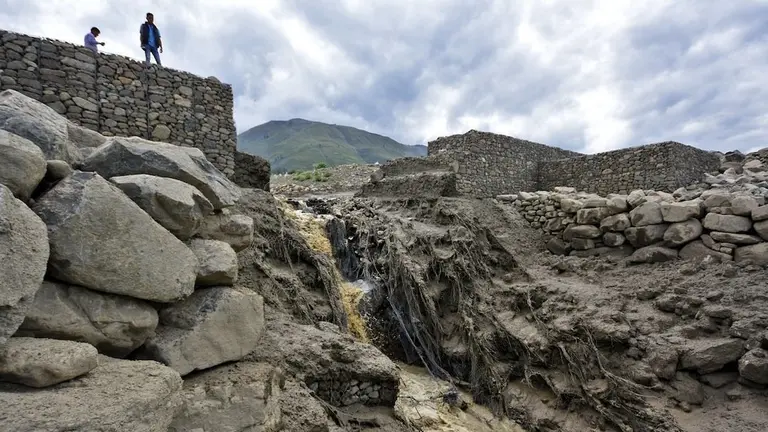 Una vista de los disipadores da&ntilde;ados en el cauce del r&iacute;o Taqui&ntilde;a, en marzo de este a&ntilde;o. Dico Sol&iacute;s