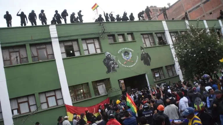 El denominado "mot&iacute;n policial" en las puertas de la Polic&iacute;a, en Cochabamba, en noviembre de 2019./ DICO SOL&Iacute;S