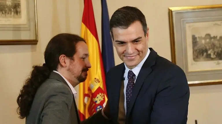 Los l&iacute;deres pol&iacute;ticos Pablo Iglesias y Pedro S&aacute;nchez.    EFE