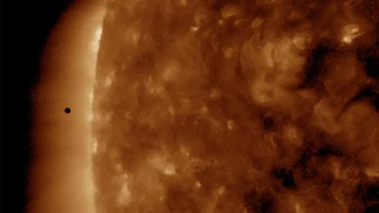 Captura de video de la NASA, del momento en que Mercurio pasa frente al Sol.