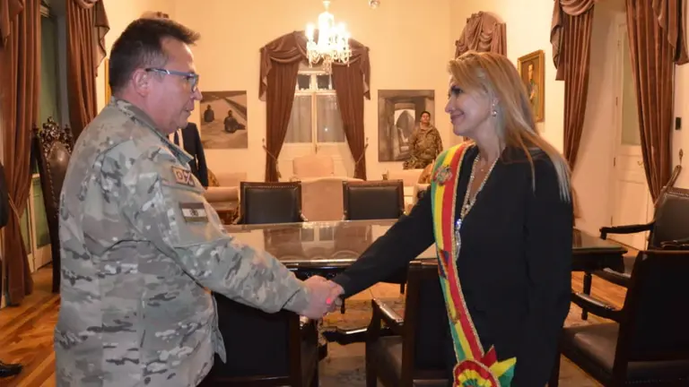 La presidenta de Bolivia, Jeanine &Aacute;&ntilde;ez Ch&aacute;vez, estrecha la mano del comandante de las Fuerzas Armadas, Williams Kaliman. APG