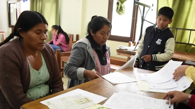 Madres presentan formulario de preinscripci&oacute;n escolar. ARCHIVO