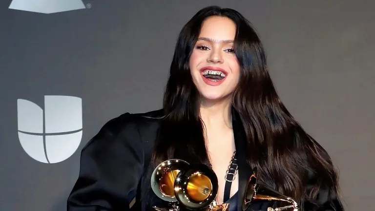 Rosal&iacute;a posa con los premios Grammy que gan&oacute;. EFE