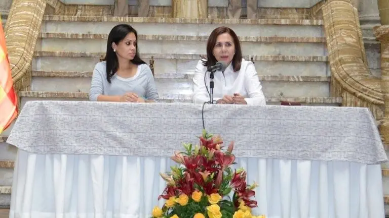 La ministra de Relaciones Exteriores, Karen Longaric (d), en conferencia de prensa. ABI