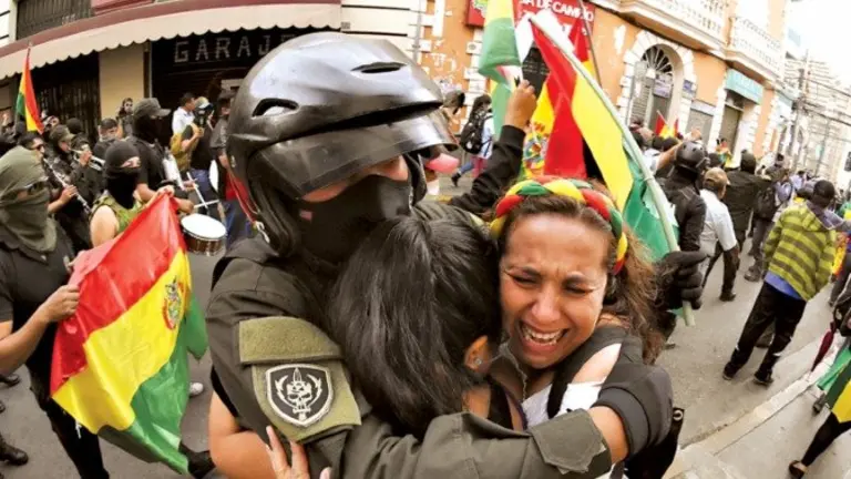 Miembro de la polic&iacute;a junto a los ciudadanos. ARCHIVO