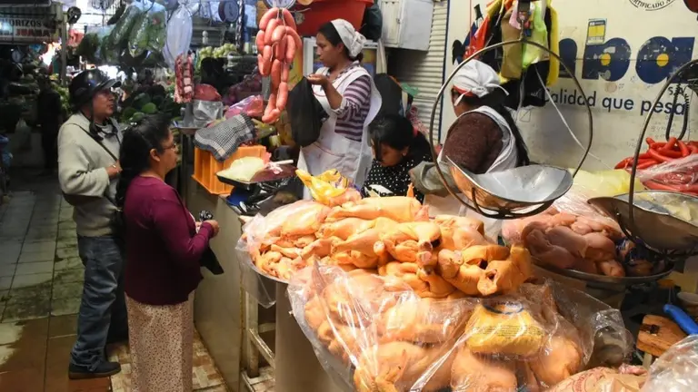 Venta de pollo en Cochabamba. DICO SOL&Iacute;S.